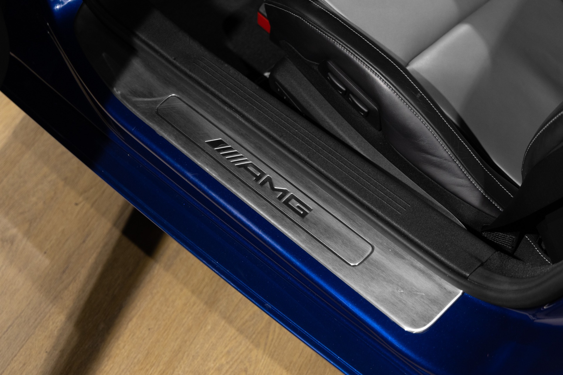Plancher de seuil avec logo AMG – MERCEDES – AMG GT – 2016 – Brilliant Blue Metallic – 29 900 km – 460-2 ch – V8 bi-turbo – Transmission : Sequentielle – Origine Allemagne – Privaty Cars – Showroom de voitures de sport haut de gamme entre Bordeaux et Nantes