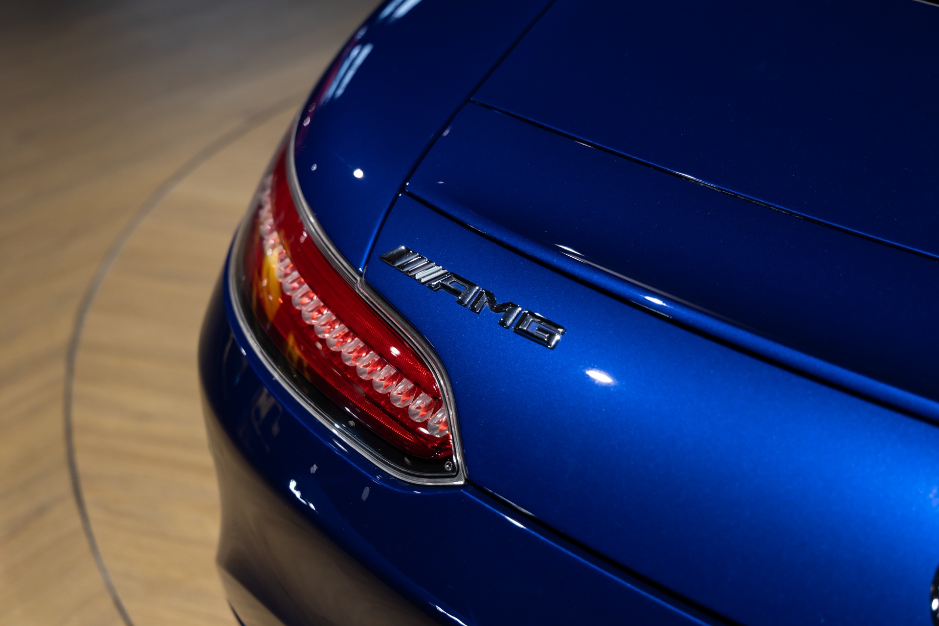 Logo AMG sur le hayon arrière – MERCEDES – AMG GT – 2016 – Brilliant Blue Metallic – 29 900 km – 460-2 ch – V8 bi-turbo – Transmission : Sequentielle – Origine Allemagne – Privaty Cars – Dépôt-vente de voitures de sport et véhicules d’exception proche de Bordeaux