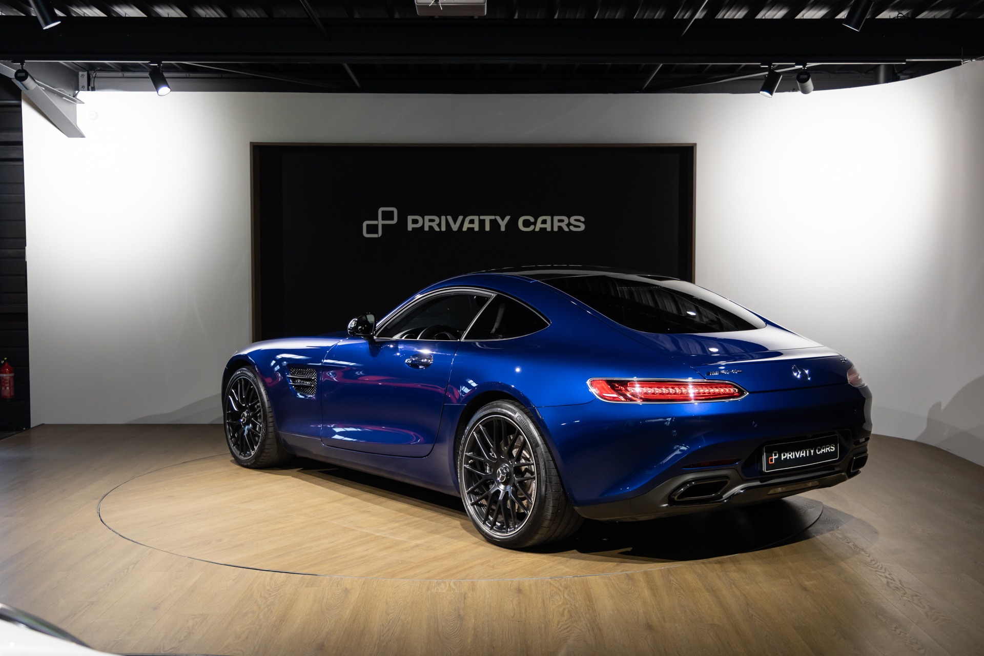 Vue arrière avec feux LED – MERCEDES – AMG GT – 2016 – Brilliant Blue Metallic – 29 900 km – 460-2 ch – V8 bi-turbo – Transmission : Sequentielle – Origine Allemagne – Privaty Cars – Véhicules de sport et de luxe d’occasion proche de Bordeaux