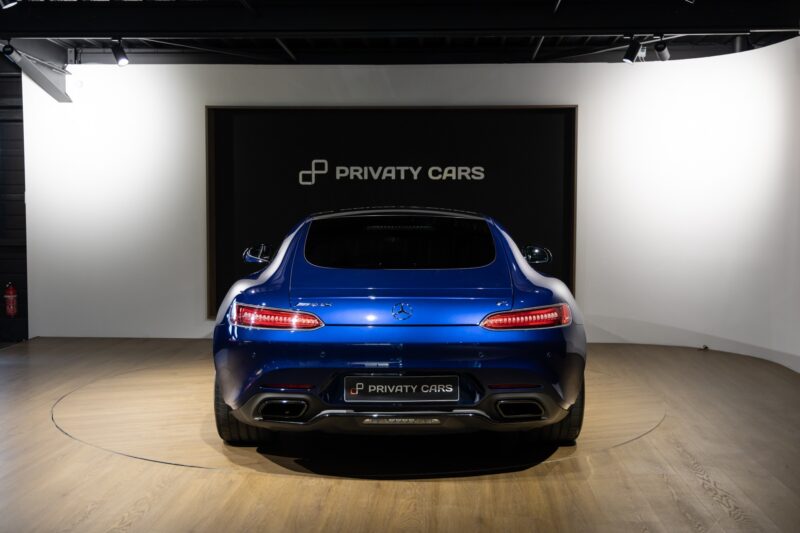 Vue arrière avec feux LED – MERCEDES – AMG GT – 2016 – Brilliant Blue Metallic – 29 900 km – 460-2 ch – V8 bi-turbo – Transmission : Sequentielle – Origine Allemagne – Privaty Cars – Spécialiste des sportives d’occasion près de Niort