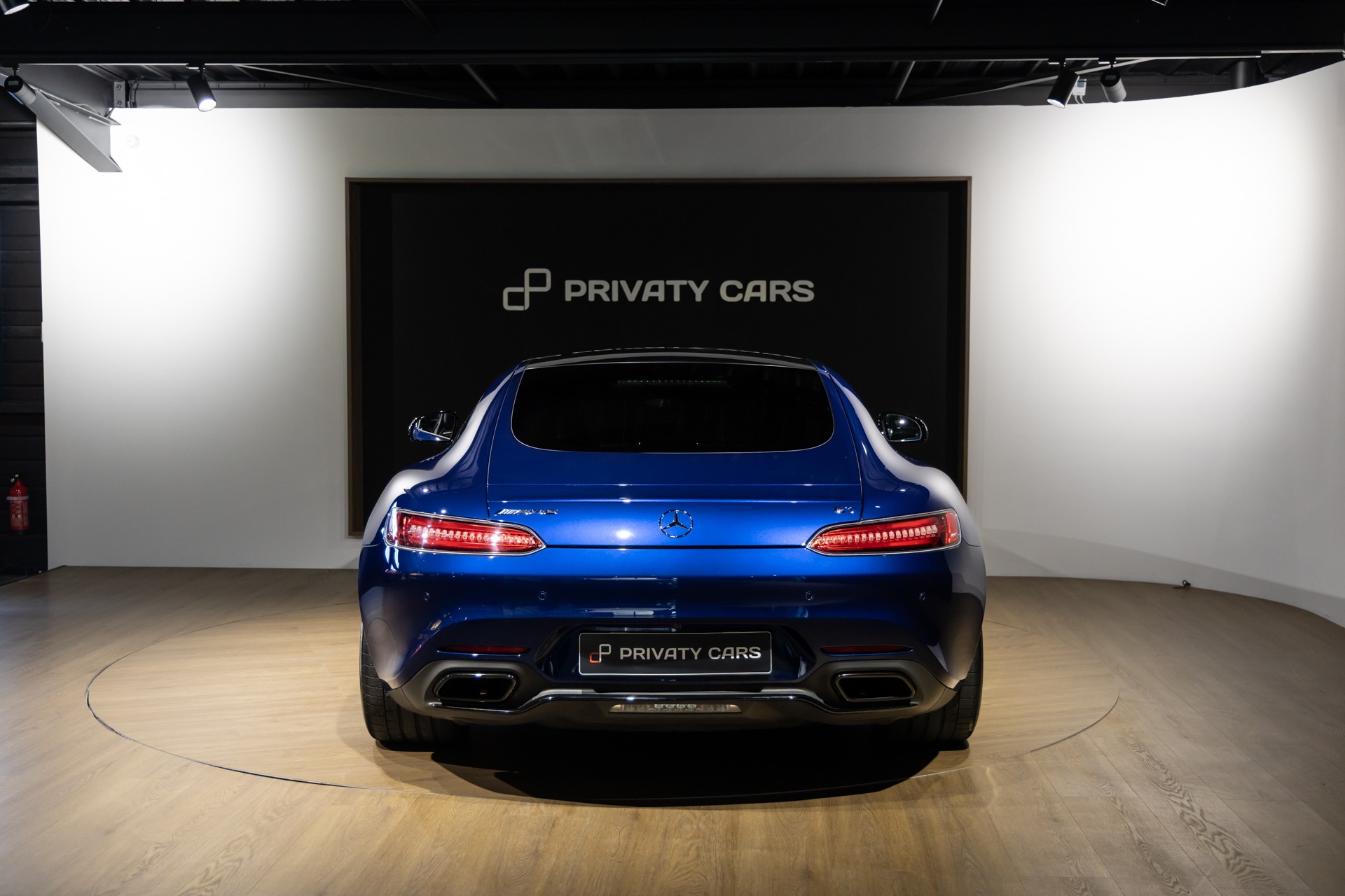 Vue arrière avec feux LED – MERCEDES – AMG GT – 2016 – Brilliant Blue Metallic – 29 900 km – 460-2 ch – V8 bi-turbo – Transmission : Sequentielle – Origine Allemagne – Privaty Cars – Spécialiste des sportives d’occasion près de Niort
