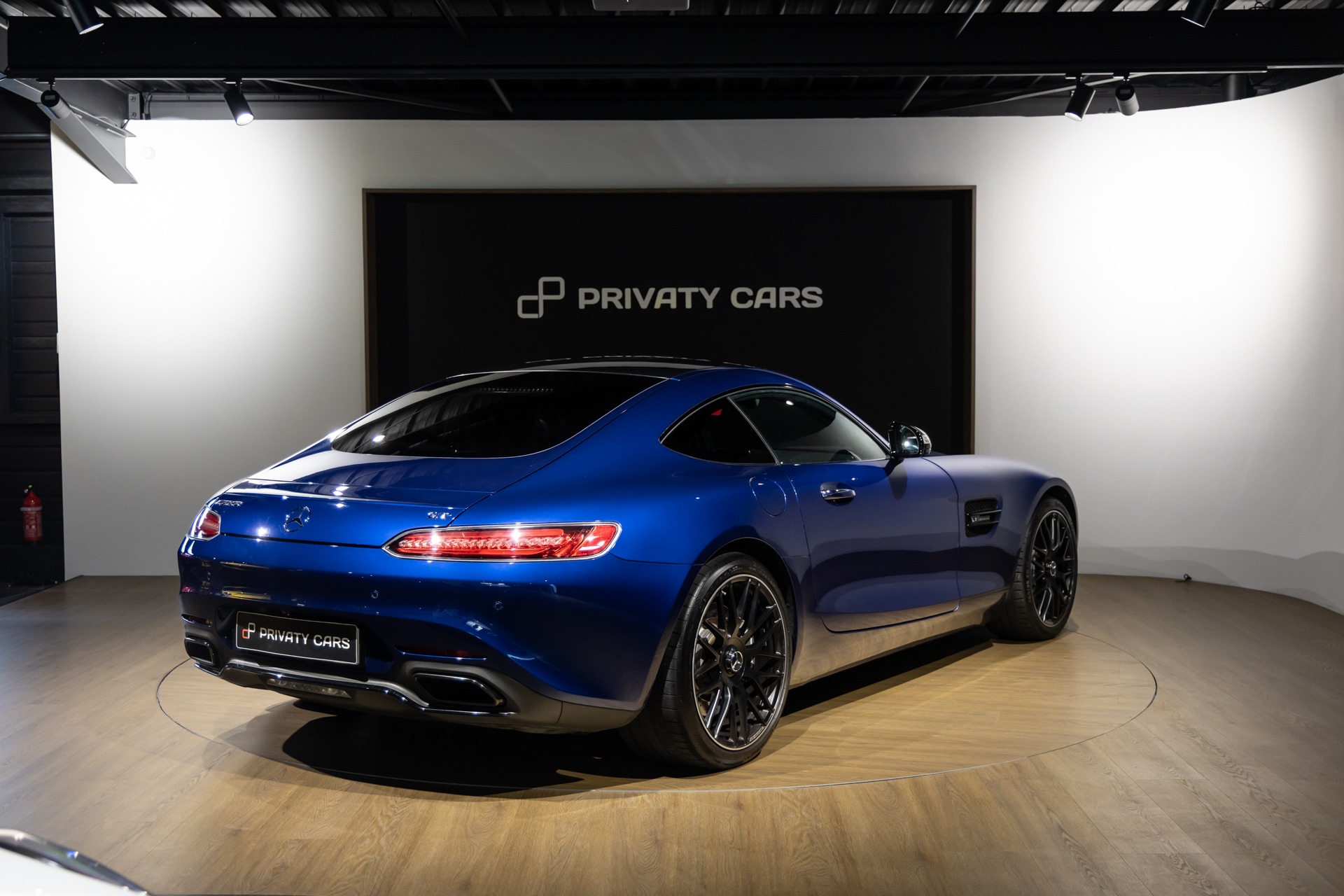 Vue arrière avec feux LED – MERCEDES – AMG GT – 2016 – Brilliant Blue Metallic – 29 900 km – 460-2 ch – V8 bi-turbo – Transmission : Sequentielle – Origine Allemagne – Privaty Cars – Rachat express de supercars et hypercars proche de Bordeaux