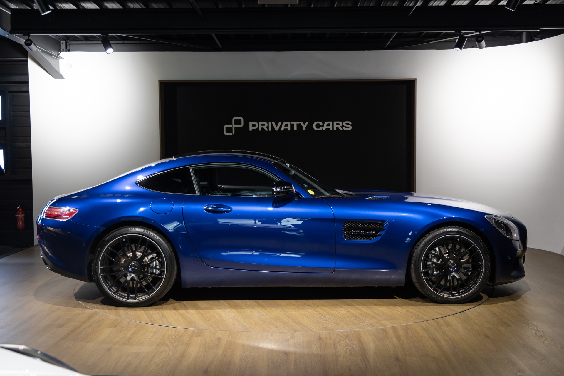 Vue latérale avec jantes noires – MERCEDES – AMG GT – 2016 – Brilliant Blue Metallic – 29 900 km – 460-2 ch – V8 bi-turbo – Transmission : Sequentielle – Origine Allemagne – Privaty Cars – Spécialiste des voitures de luxe d’occasion à 2 heures de Paris en TGV