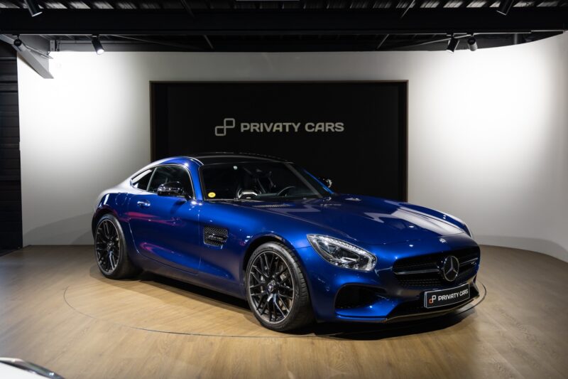 Vue avant avec calandre sportive – MERCEDES – AMG GT – 2016 – Brilliant Blue Metallic – 29 900 km – 460-2 ch – V8 bi-turbo – Transmission : Sequentielle – Origine Allemagne – Privaty Cars – Vente de supercars d’occasion proche de Nantes
