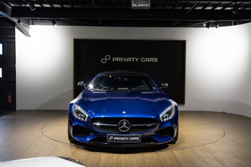 Vue avant avec calandre distinctive – MERCEDES – AMG GT – 2016 – Brilliant Blue Metallic – 29 900 km – 460-2 ch – V8 bi-turbo – Transmission : Sequentielle – Origine Allemagne – Privaty Cars – Achat et vente de supercars d’occasion dans l’Ouest de la France