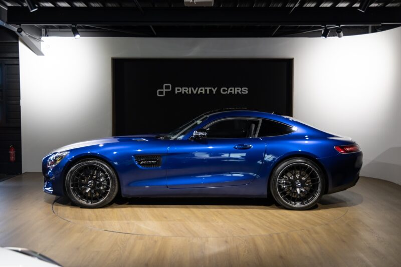 Vue latérale avec jantes noires – MERCEDES – AMG GT – 2016 – Brilliant Blue Metallic – 29 900 km – 460-2 ch – V8 bi-turbo – Transmission : Sequentielle – Origine Allemagne – Privaty Cars – Vente de véhicules d’investissement et de collection à 2 heures de Paris en TGV