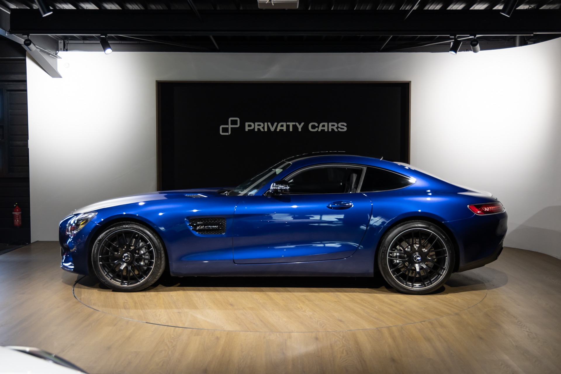 Vue latérale avec jantes noires – MERCEDES – AMG GT – 2016 – Brilliant Blue Metallic – 29 900 km – 460-2 ch – V8 bi-turbo – Transmission : Sequentielle – Origine Allemagne – Privaty Cars – Vente de véhicules d’investissement et de collection à 2 heures de Paris en TGV