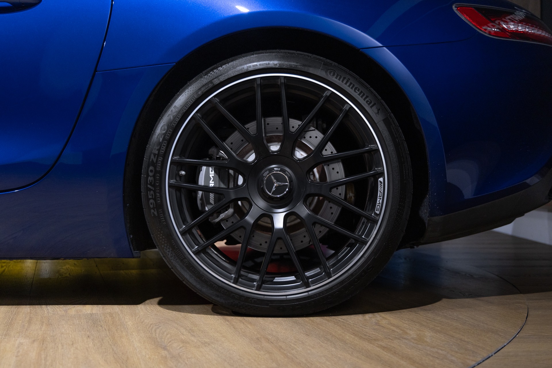 Jantes – MERCEDES – AMG GT – 2016 – Brilliant Blue Metallic – 29 900 km – 460-2 ch – V8 bi-turbo – Transmission : Sequentielle – Origine Allemagne – Privaty Cars – Rachat immédiat de véhicules de prestige en Charente-Maritime