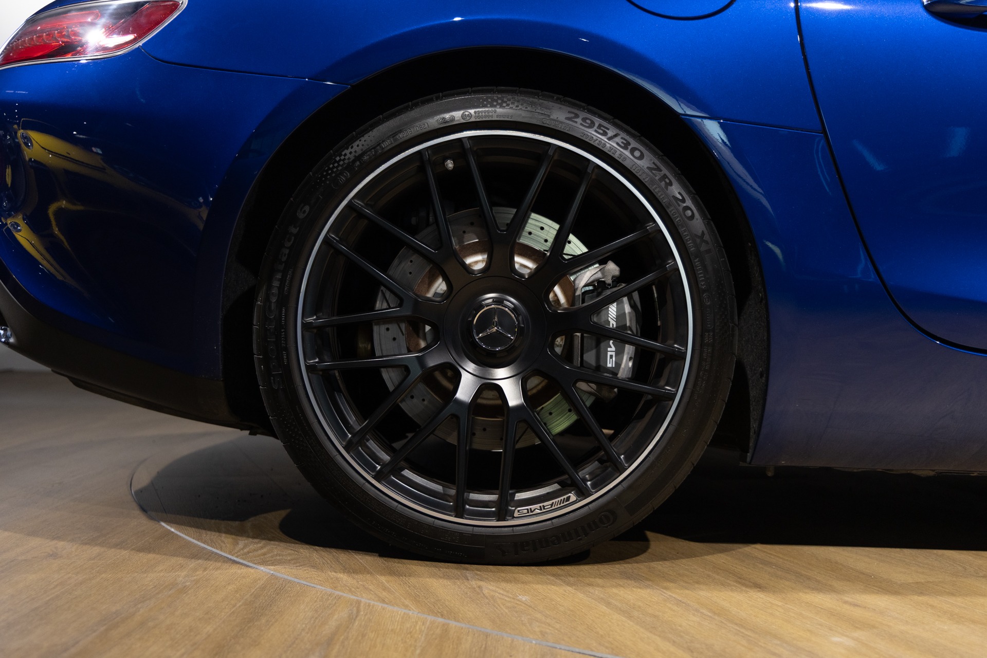 Jantes – MERCEDES – AMG GT – 2016 – Brilliant Blue Metallic – 29 900 km – 460-2 ch – V8 bi-turbo – Transmission : Sequentielle – Origine Allemagne – Privaty Cars – Expert des sportives d’occasion haut de gamme à 2 heures de Paris en TGV