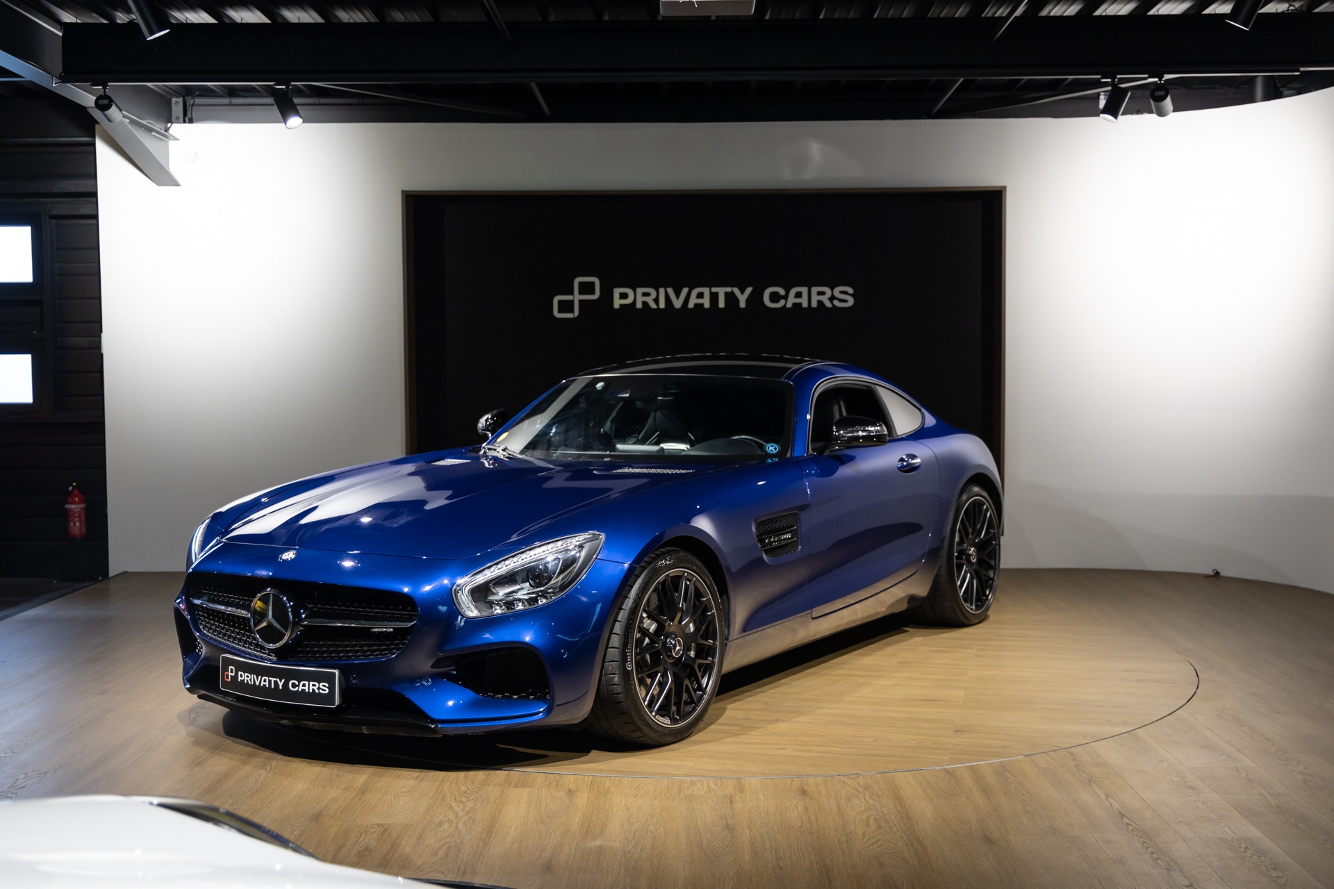 À vendre – MERCEDES – AMG GT – 2016 – Brilliant Blue Metallic – 29 900 km – 460-2 ch – V8 bi-turbo – Transmission : Sequentielle – Photo principale – Origine Allemagne – Privaty Cars – Rachat cash de voitures de sport d’occasion dans l’Ouest de la France