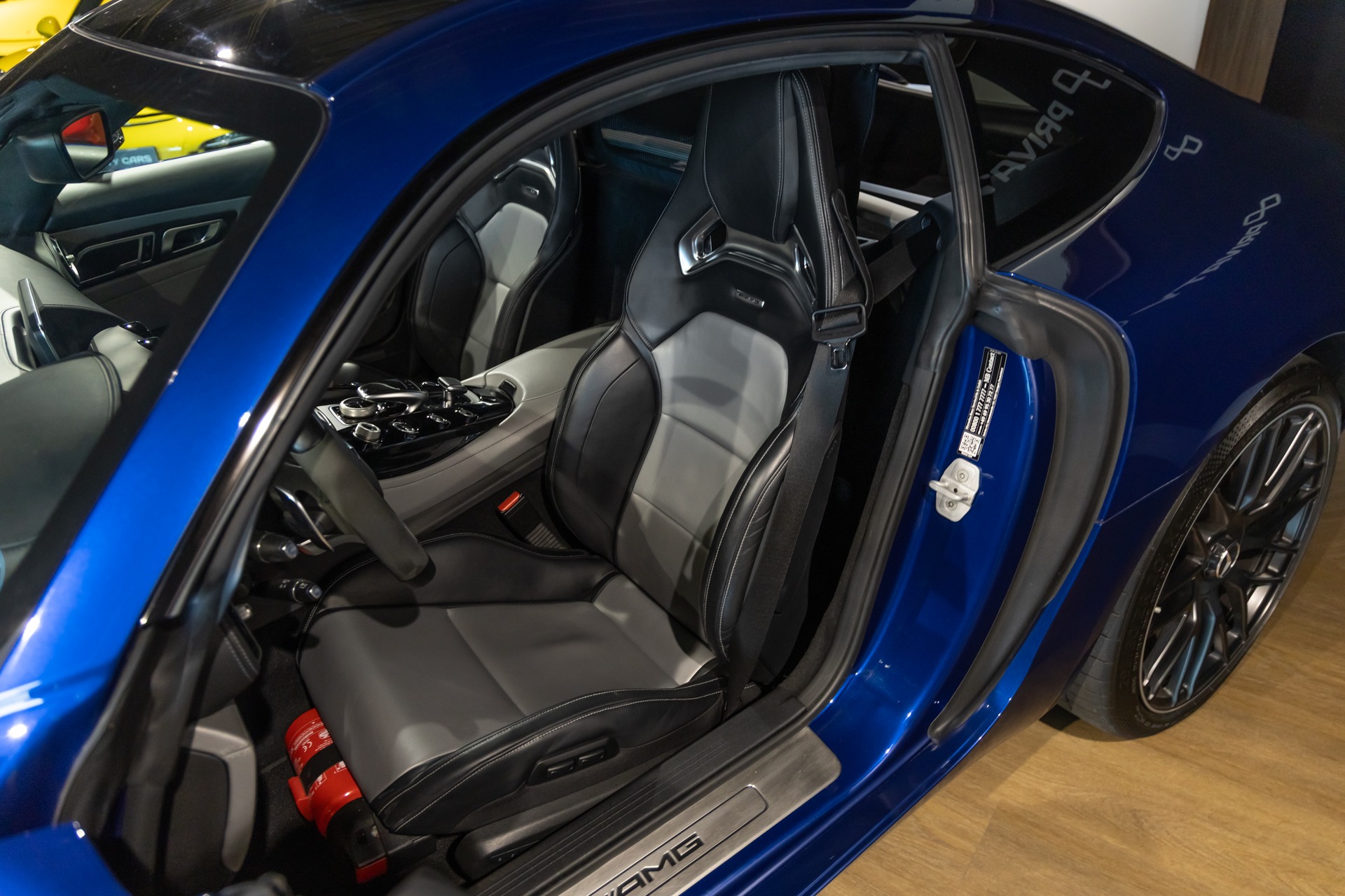 Sièges baquets en cuir – MERCEDES – AMG GT – 2016 – Brilliant Blue Metallic – 29 900 km – 460-2 ch – V8 bi-turbo – Transmission : Sequentielle – Origine Allemagne – Privaty Cars – Vente de supercars d’occasion près de Niort
