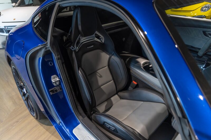 Sièges baquets en cuir – MERCEDES – AMG GT – 2016 – Brilliant Blue Metallic – 29 900 km – 460-2 ch – V8 bi-turbo – Transmission : Sequentielle – Origine Allemagne – Privaty Cars – Spécialiste des voitures de sport d’occasion en Charente-Maritime