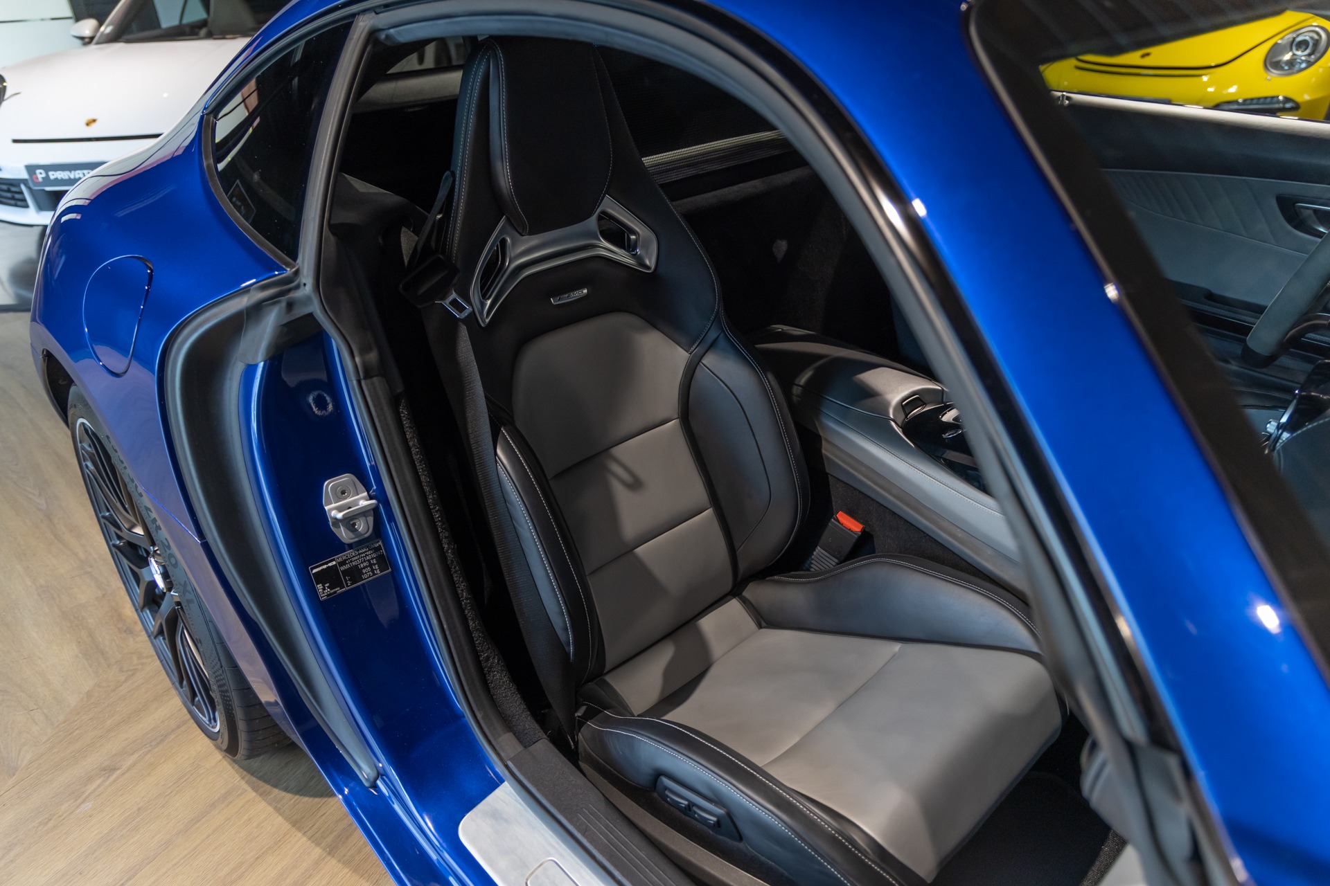 Sièges baquets en cuir – MERCEDES – AMG GT – 2016 – Brilliant Blue Metallic – 29 900 km – 460-2 ch – V8 bi-turbo – Transmission : Sequentielle – Origine Allemagne – Privaty Cars – Spécialiste des voitures de sport d’occasion en Charente-Maritime