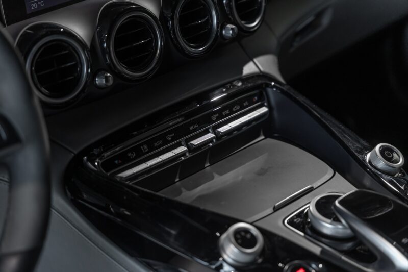 Console centrale avec commandes intégrées – MERCEDES – AMG GT – 2016 – Brilliant Blue Metallic – 29 900 km – 460-2 ch – V8 bi-turbo – Transmission : Sequentielle – Origine Allemagne – Privaty Cars – Recherche personnalisée de voitures de sport d’occasion à La Rochelle