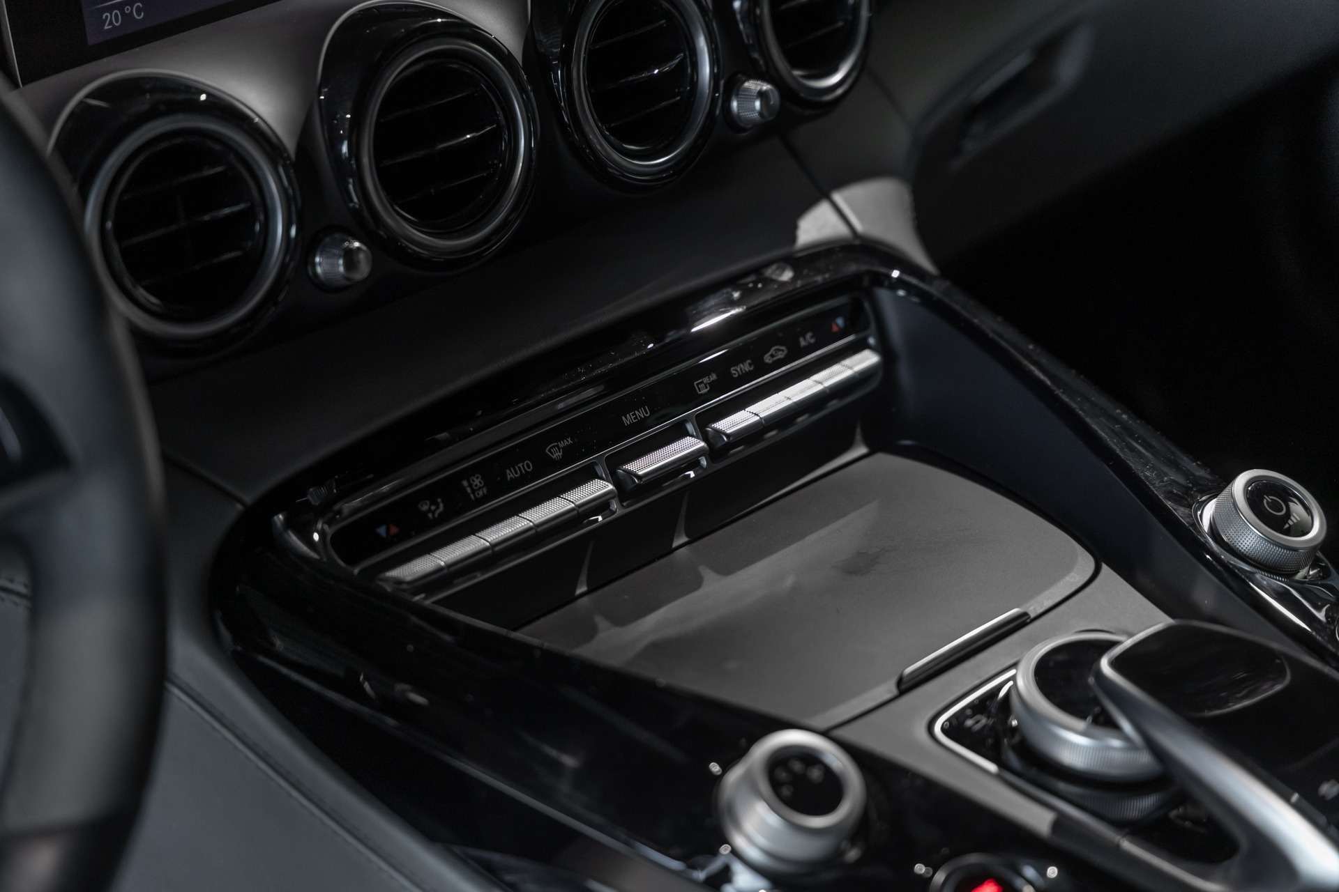 Console centrale avec commandes intégrées – MERCEDES – AMG GT – 2016 – Brilliant Blue Metallic – 29 900 km – 460-2 ch – V8 bi-turbo – Transmission : Sequentielle – Origine Allemagne – Privaty Cars – Recherche personnalisée de voitures de sport d’occasion à La Rochelle