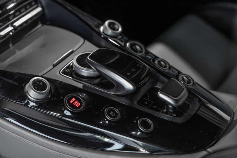 Console centrale avec commandes tactiles – MERCEDES – AMG GT – 2016 – Brilliant Blue Metallic – 29 900 km – 460-2 ch – V8 bi-turbo – Transmission : Sequentielle – Origine Allemagne – Privaty Cars – Mandat de vente pour automobiles de luxe à La Rochelle