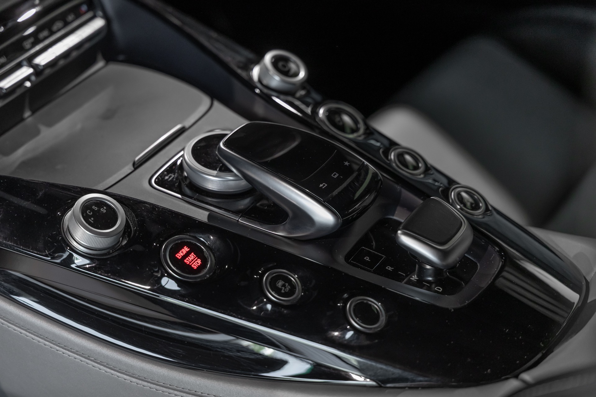 Console centrale avec commandes tactiles – MERCEDES – AMG GT – 2016 – Brilliant Blue Metallic – 29 900 km – 460-2 ch – V8 bi-turbo – Transmission : Sequentielle – Origine Allemagne – Privaty Cars – Mandat de vente pour automobiles de luxe à La Rochelle