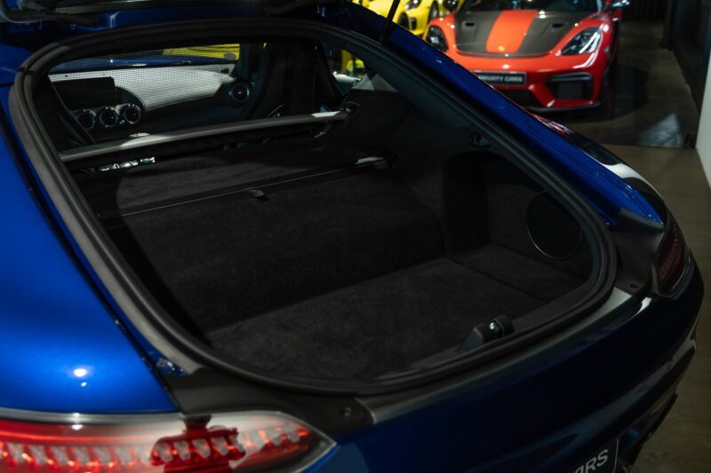 Coffre spacieux avec moquette noire – MERCEDES – AMG GT – 2016 – Brilliant Blue Metallic – 29 900 km – 460-2 ch – V8 bi-turbo – Transmission : Sequentielle – Origine Allemagne – Privaty Cars – Vente de voitures de sport d’occasion à La Rochelle