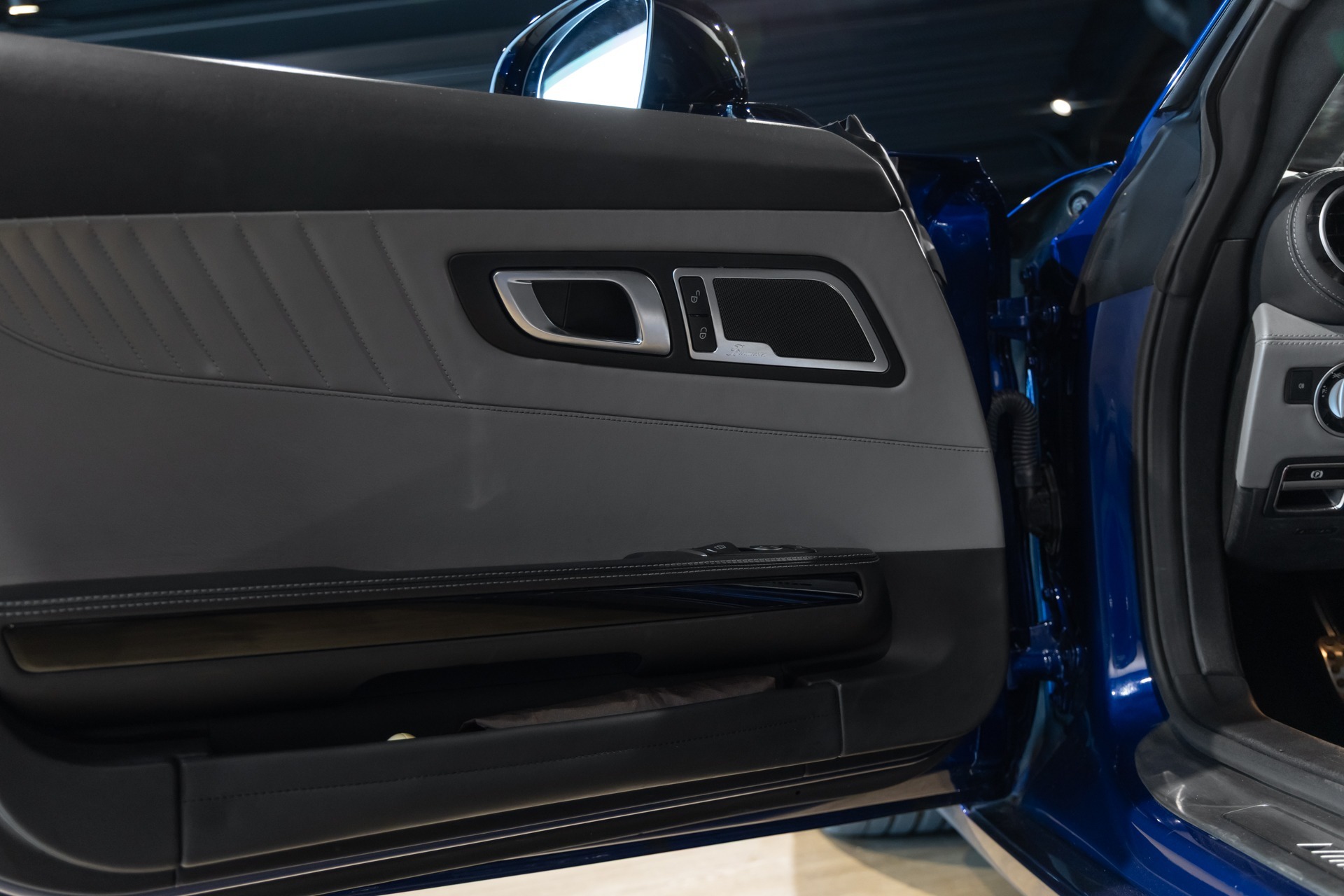 Panneau de porte avec finitions en cuir – MERCEDES – AMG GT – 2016 – Brilliant Blue Metallic – 29 900 km – 460-2 ch – V8 bi-turbo – Transmission : Sequentielle – Origine Allemagne – Privaty Cars – Recherche de supercars hors marché à 2 heures de Paris en TGV