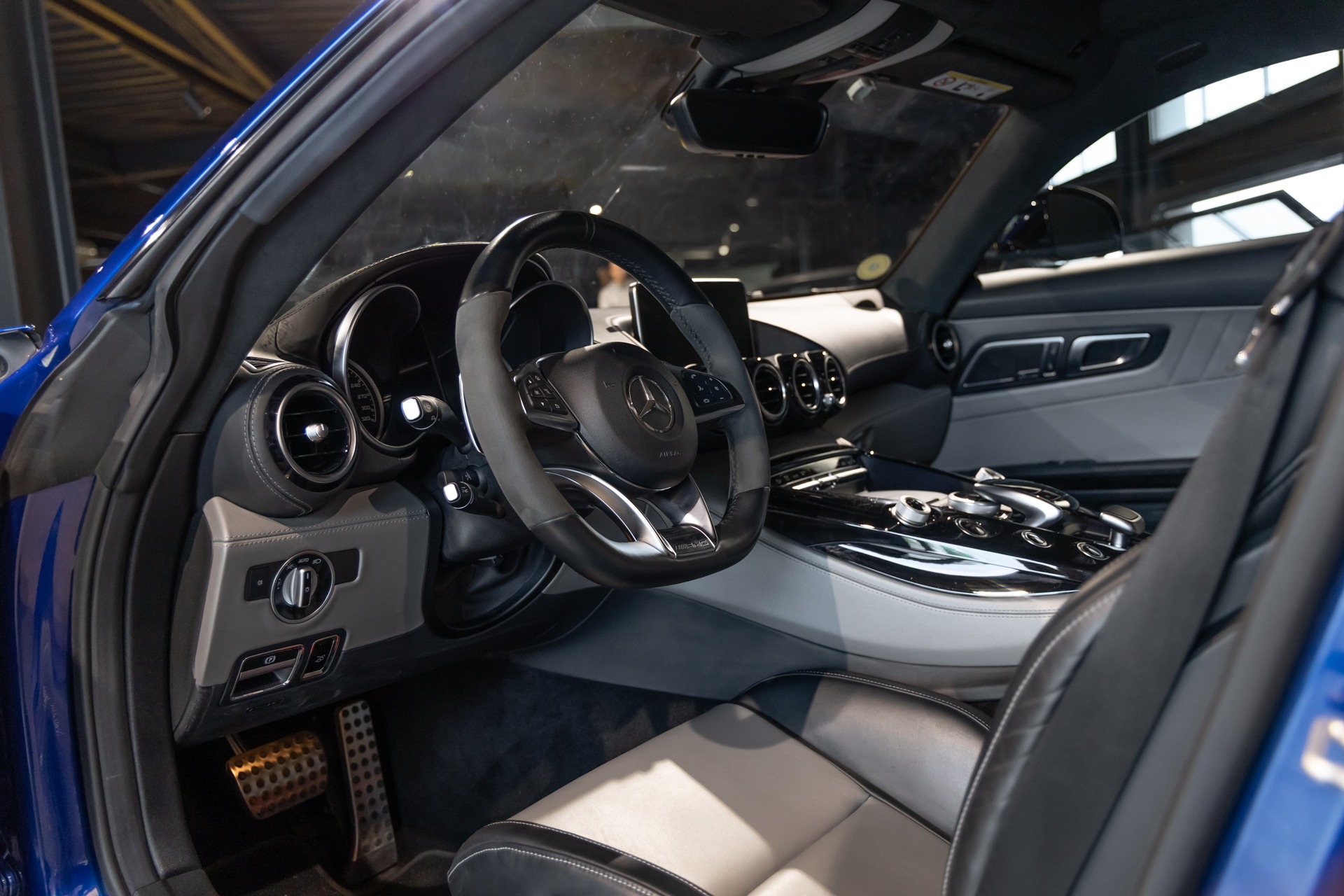 Tableau de bord – MERCEDES – AMG GT – 2016 – Brilliant Blue Metallic – 29 900 km – 460-2 ch – V8 bi-turbo – Transmission : Sequentielle – Origine Allemagne – Privaty Cars – Rachat express de supercars et hypercars proche de Bordeaux