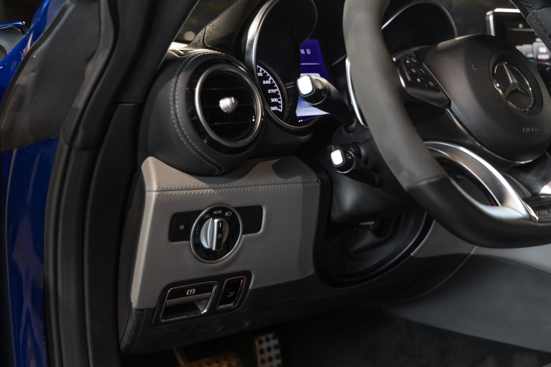 Tableau de bord – MERCEDES – AMG GT – 2016 – Brilliant Blue Metallic – 29 900 km – 460-2 ch – V8 bi-turbo – Transmission : Sequentielle – Origine Allemagne – Privaty Cars – Recherche personnalisée de voitures de sport d’occasion dans l’Ouest de la France