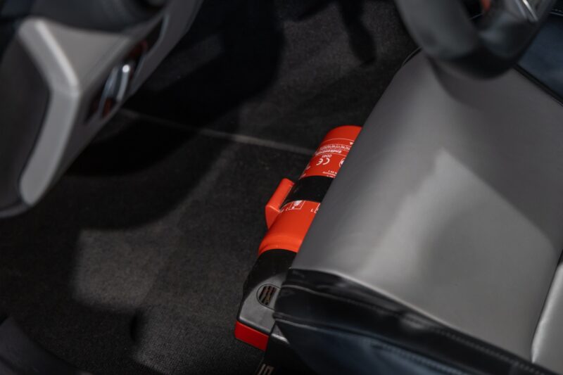 Extincteur de sécurité rouge – MERCEDES – AMG GT – 2016 – Brilliant Blue Metallic – 29 900 km – 460-2 ch – V8 bi-turbo – Transmission : Sequentielle – Origine Allemagne – Privaty Cars – Vente de voitures de prestige d’occasion dans l’Ouest de la France