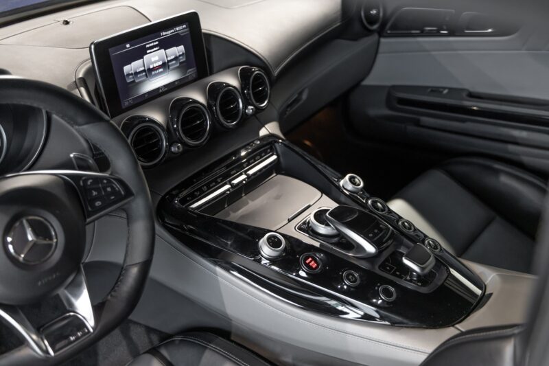 Console centrale avec écran tactile – MERCEDES – AMG GT – 2016 – Brilliant Blue Metallic – 29 900 km – 460-2 ch – V8 bi-turbo – Transmission : Sequentielle – Origine Allemagne – Privaty Cars – Expertise et vente de modèles Super Sport en Nouvelle-Aquitaine