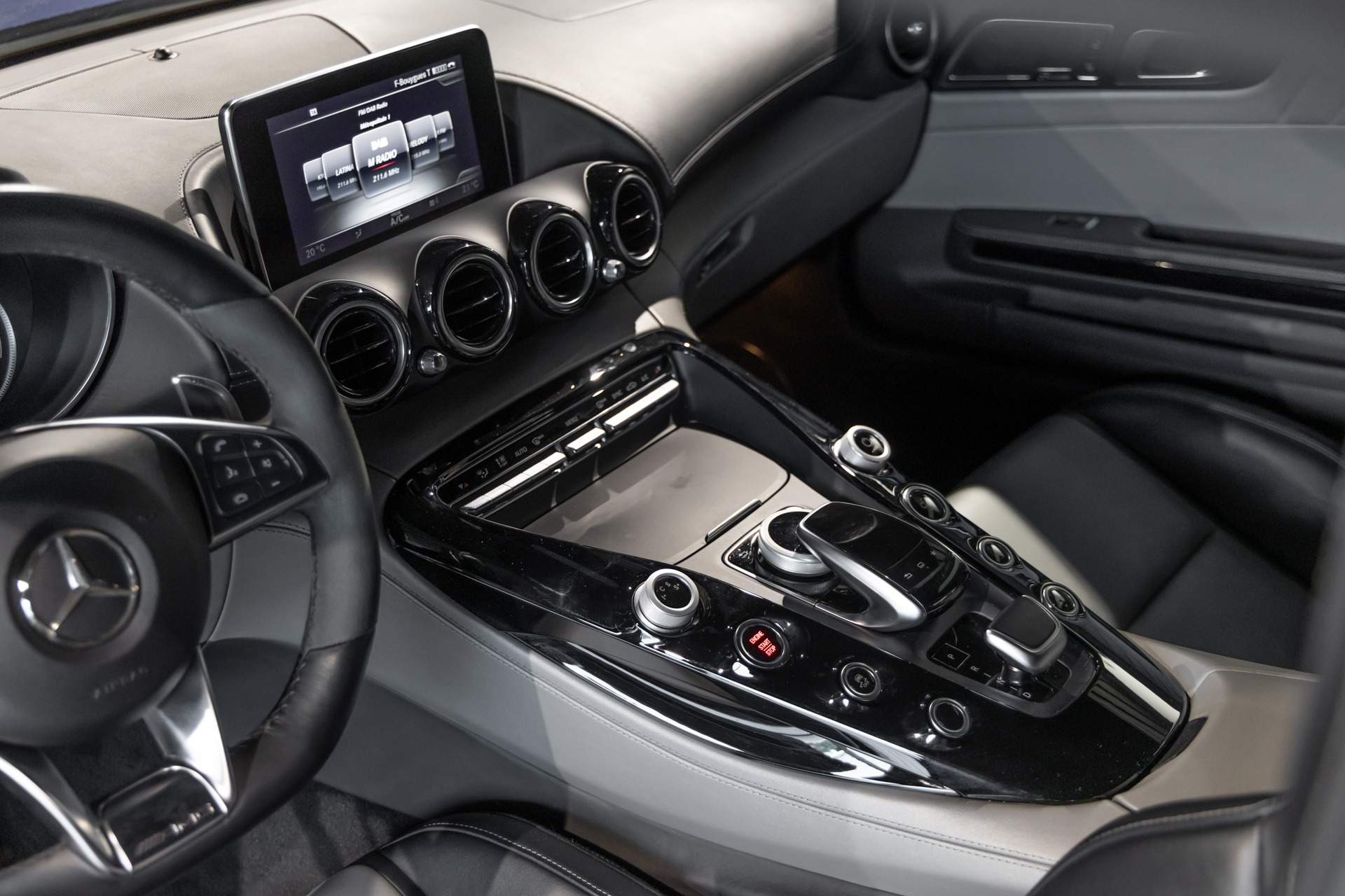 Console centrale avec écran tactile – MERCEDES – AMG GT – 2016 – Brilliant Blue Metallic – 29 900 km – 460-2 ch – V8 bi-turbo – Transmission : Sequentielle – Origine Allemagne – Privaty Cars – Expertise et vente de modèles Super Sport en Nouvelle-Aquitaine