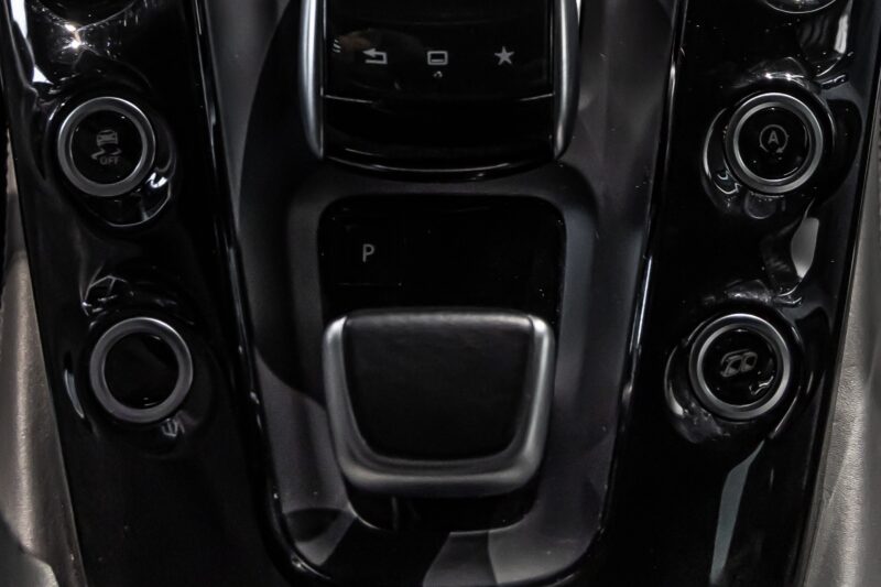 Console centrale avec commandes tactiles – MERCEDES – AMG GT – 2016 – Brilliant Blue Metallic – 29 900 km – 460-2 ch – V8 bi-turbo – Transmission : Sequentielle – Origine Allemagne – Privaty Cars – Achat et vente de voitures de luxe d’occasion en Nouvelle-Aquitaine