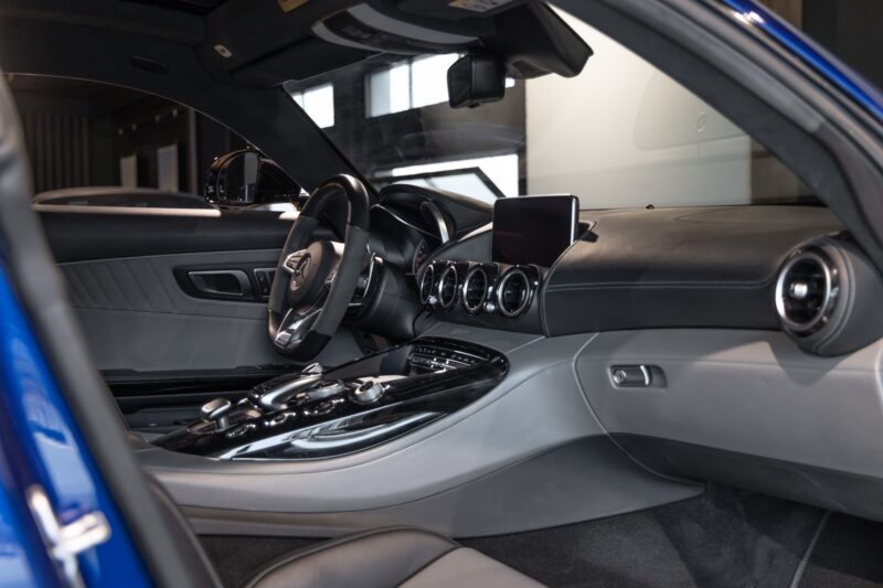 Tableau de bord avec écran central – MERCEDES – AMG GT – 2016 – Brilliant Blue Metallic – 29 900 km – 460-2 ch – V8 bi-turbo – Transmission : Sequentielle – Origine Allemagne – Privaty Cars – Achat et vente de véhicules MERCEDES d’occasion entre Bordeaux et Nantes