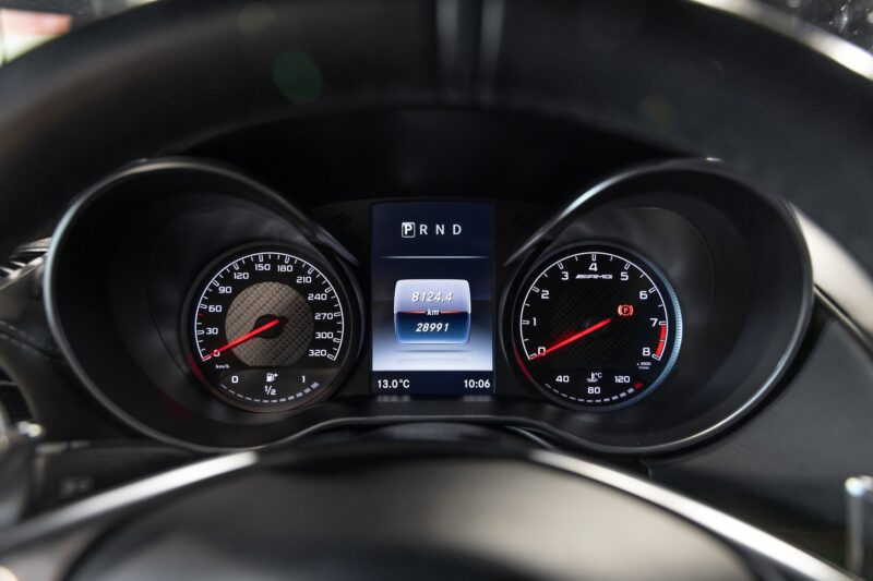 Tableau de bord avec compteurs sportifs – MERCEDES – AMG GT – 2016 – Brilliant Blue Metallic – 29 900 km – 460-2 ch – V8 bi-turbo – Transmission : Sequentielle – Origine Allemagne – Privaty Cars – Rachat cash de voitures de sport d’occasion près de Niort