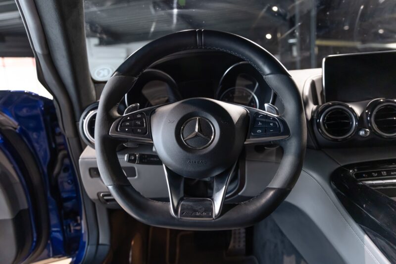 Volant – MERCEDES – AMG GT – 2016 – Brilliant Blue Metallic – 29 900 km – 460-2 ch – V8 bi-turbo – Transmission : Sequentielle – Origine Allemagne – Privaty Cars – Conciergerie automobile pour véhicules de sport dans l’Ouest de la France