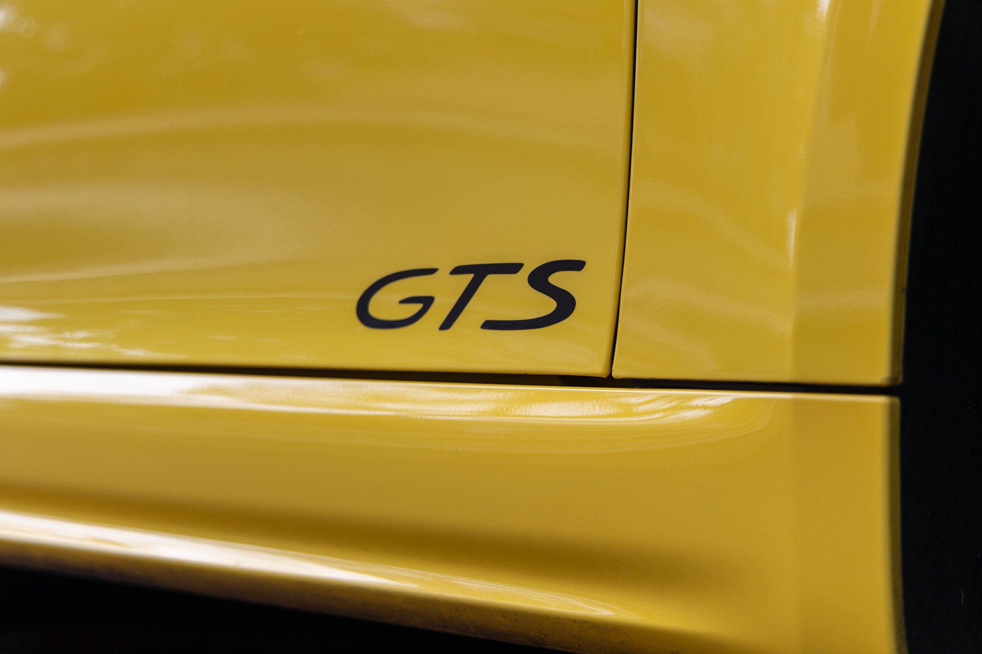 Inscription GTS sur la carrosserie – PORSCHE – 718 CAYMAN – 2018 – Jaune Racing – 51 900 km – 365 ch – Flat 4 turbo – Transmission : Automatique – Origine Allemagne – Privaty Cars – Expertise et vente de modèles Super Sport entre Bordeaux et Nantes