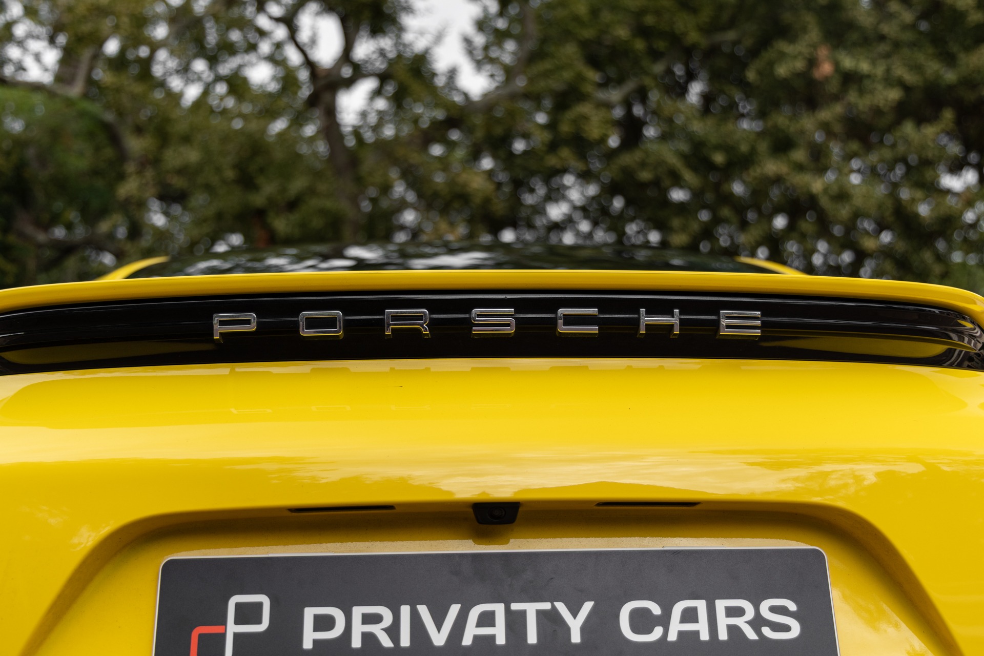 Inscription arrière avec logo – PORSCHE – 718 CAYMAN – 2018 – Jaune Racing – 51 900 km – 365 ch – Flat 4 turbo – Transmission : Automatique – Origine Allemagne – Privaty Cars – Sélection de véhicules PORSCHE disponibles proche de Bordeaux