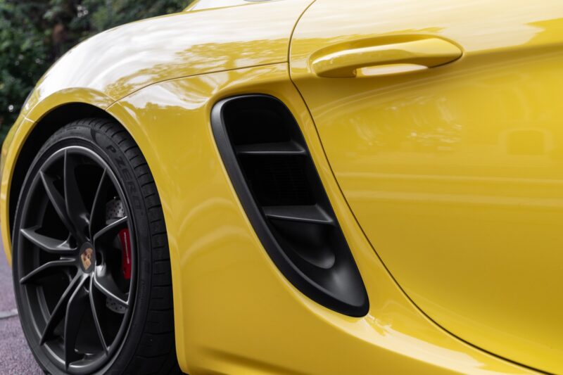 Entrée d'air latérale avec grille – PORSCHE – 718 CAYMAN – 2018 – Jaune Racing – 51 900 km – 365 ch – Flat 4 turbo – Transmission : Automatique – Origine Allemagne – Privaty Cars – Expertise et vente de modèles Super Sport proche de Bordeaux