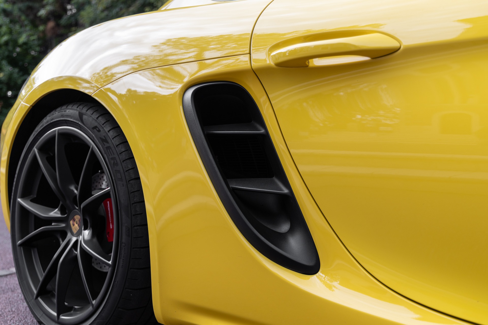 Entrée d'air latérale avec grille – PORSCHE – 718 CAYMAN – 2018 – Jaune Racing – 51 900 km – 365 ch – Flat 4 turbo – Transmission : Automatique – Origine Allemagne – Privaty Cars – Expertise et vente de modèles Super Sport proche de Bordeaux
