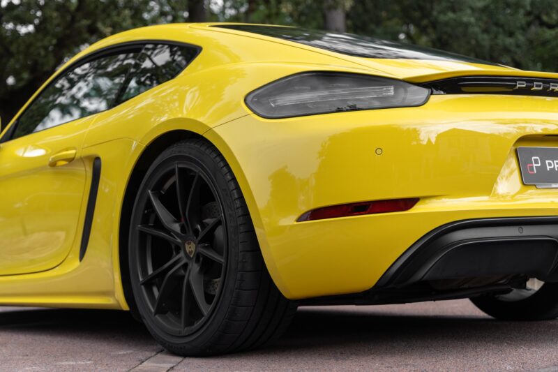 Jante alliage noir mat – PORSCHE – 718 CAYMAN – 2018 – Jaune Racing – 51 900 km – 365 ch – Flat 4 turbo – Transmission : Automatique – Origine Allemagne – Privaty Cars – Vente de voitures de prestige d’occasion proche de Nantes