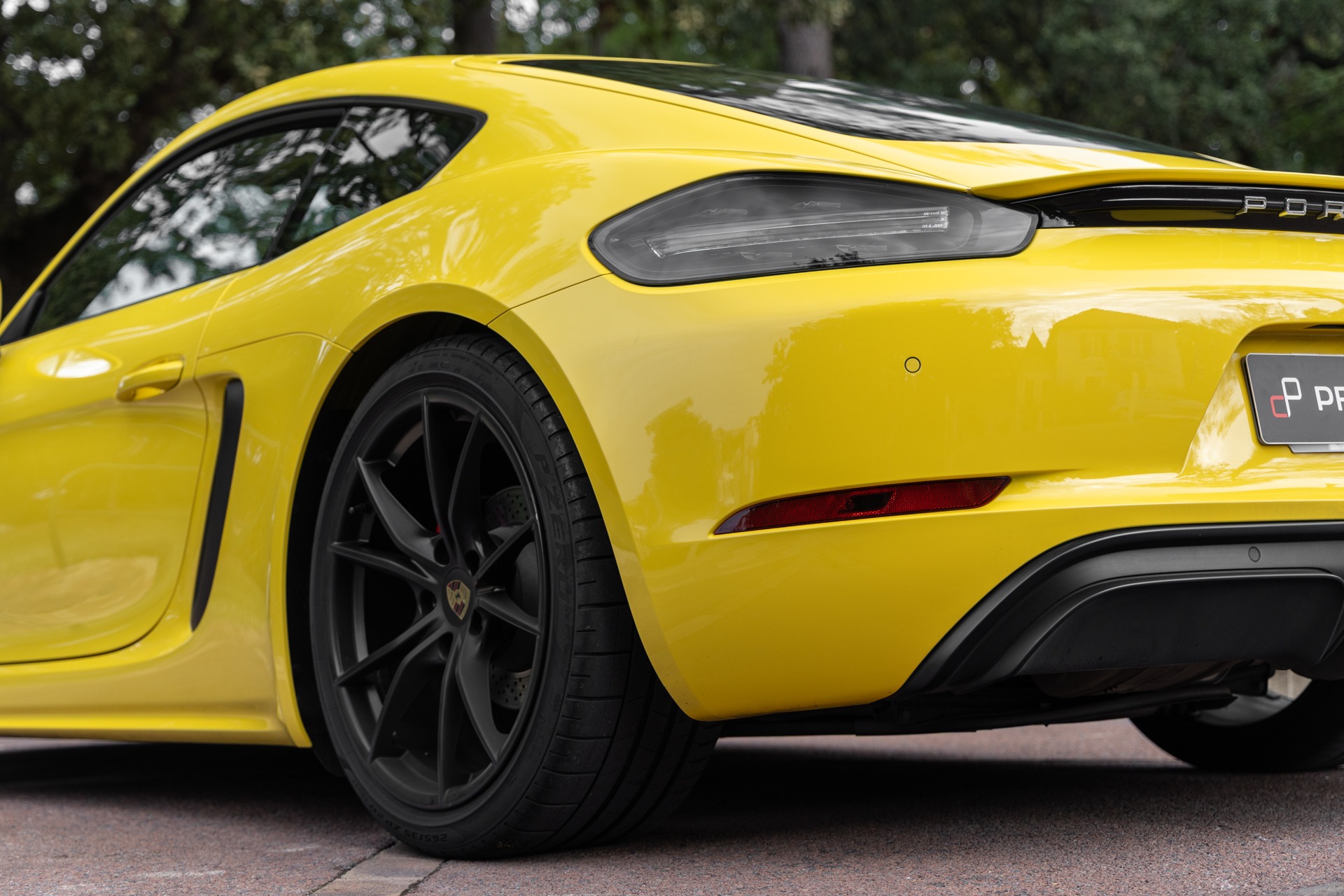 Jante alliage noir mat – PORSCHE – 718 CAYMAN – 2018 – Jaune Racing – 51 900 km – 365 ch – Flat 4 turbo – Transmission : Automatique – Origine Allemagne – Privaty Cars – Vente de voitures de prestige d’occasion proche de Nantes