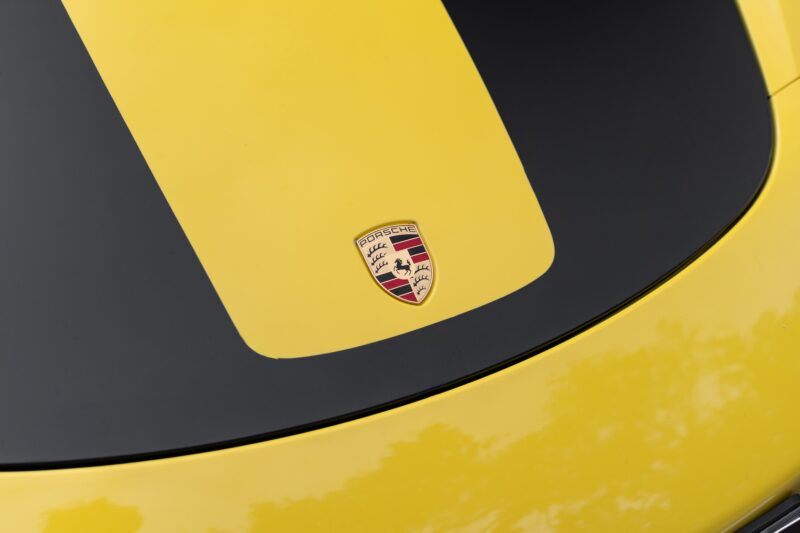 Écusson sur capot moteur – PORSCHE – 718 CAYMAN – 2018 – Jaune Racing – 51 900 km – 365 ch – Flat 4 turbo – Transmission : Automatique – Origine Allemagne – Privaty Cars – Rachat de Porsche et Ferrari d’occasion à 2 heures de Paris en TGV