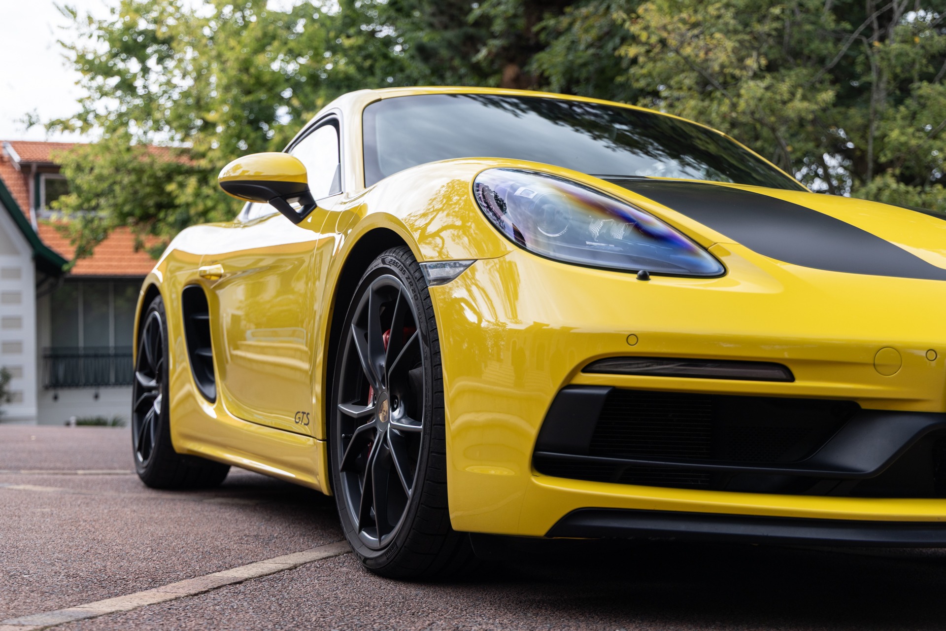 Vue avant avec jante noire – PORSCHE – 718 CAYMAN – 2018 – Jaune Racing – 51 900 km – 365 ch – Flat 4 turbo – Transmission : Automatique – Origine Allemagne – Privaty Cars – Mandat de vente pour automobiles de luxe entre Bordeaux et Nantes