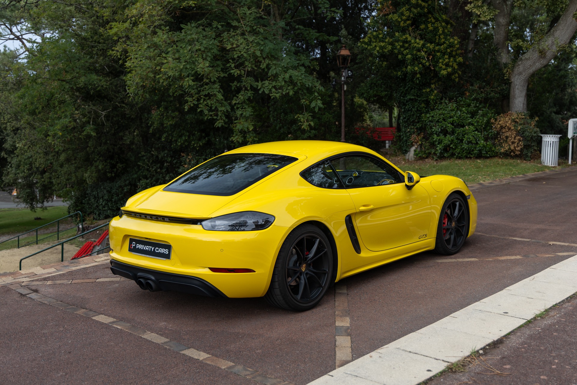 Vue arrière avec diffuseur et jantes noires – PORSCHE – 718 CAYMAN – 2018 – Jaune Racing – 51 900 km – 365 ch – Flat 4 turbo – Transmission : Automatique – Origine Allemagne – Privaty Cars – Rachat express de supercars et hypercars près de Niort