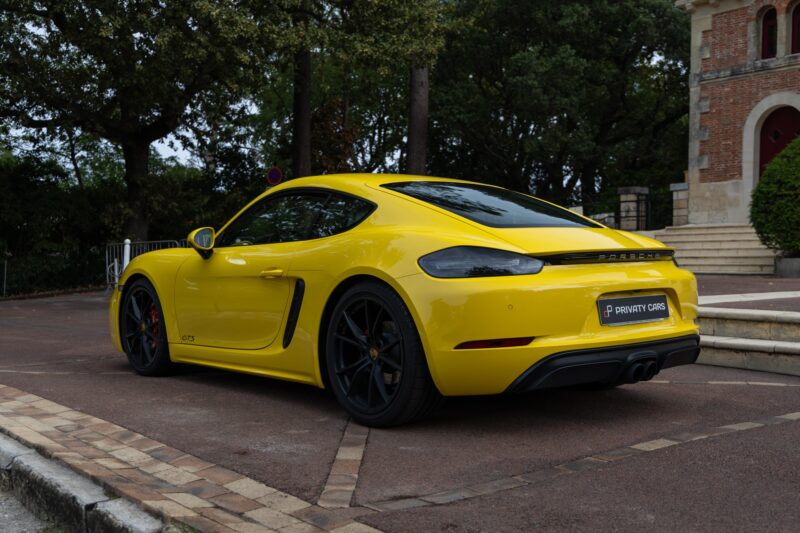 Vue arrière avec double sortie d'échappement – PORSCHE – 718 CAYMAN – 2018 – Jaune Racing – 51 900 km – 365 ch – Flat 4 turbo – Transmission : Automatique – Origine Allemagne – Privaty Cars – Courtage automobile pour véhicules exclusifs entre Bordeaux et Nantes