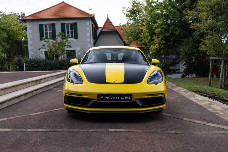 Vue avant avec capot noir – PORSCHE – 718 CAYMAN – 2018 – Jaune Racing – 51 900 km – 365 ch – Flat 4 turbo – Transmission : Automatique – Origine Allemagne – Privaty Cars – Chasseur de voitures de sport sur mesure entre Bordeaux et Nantes