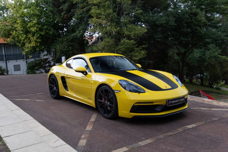 Vue latérale avec capot noir – PORSCHE – 718 CAYMAN – 2018 – Jaune Racing – 51 900 km – 365 ch – Flat 4 turbo – Transmission : Automatique – Origine Allemagne – Privaty Cars – Estimation et rachat de véhicules haut de gamme en Charente-Maritime