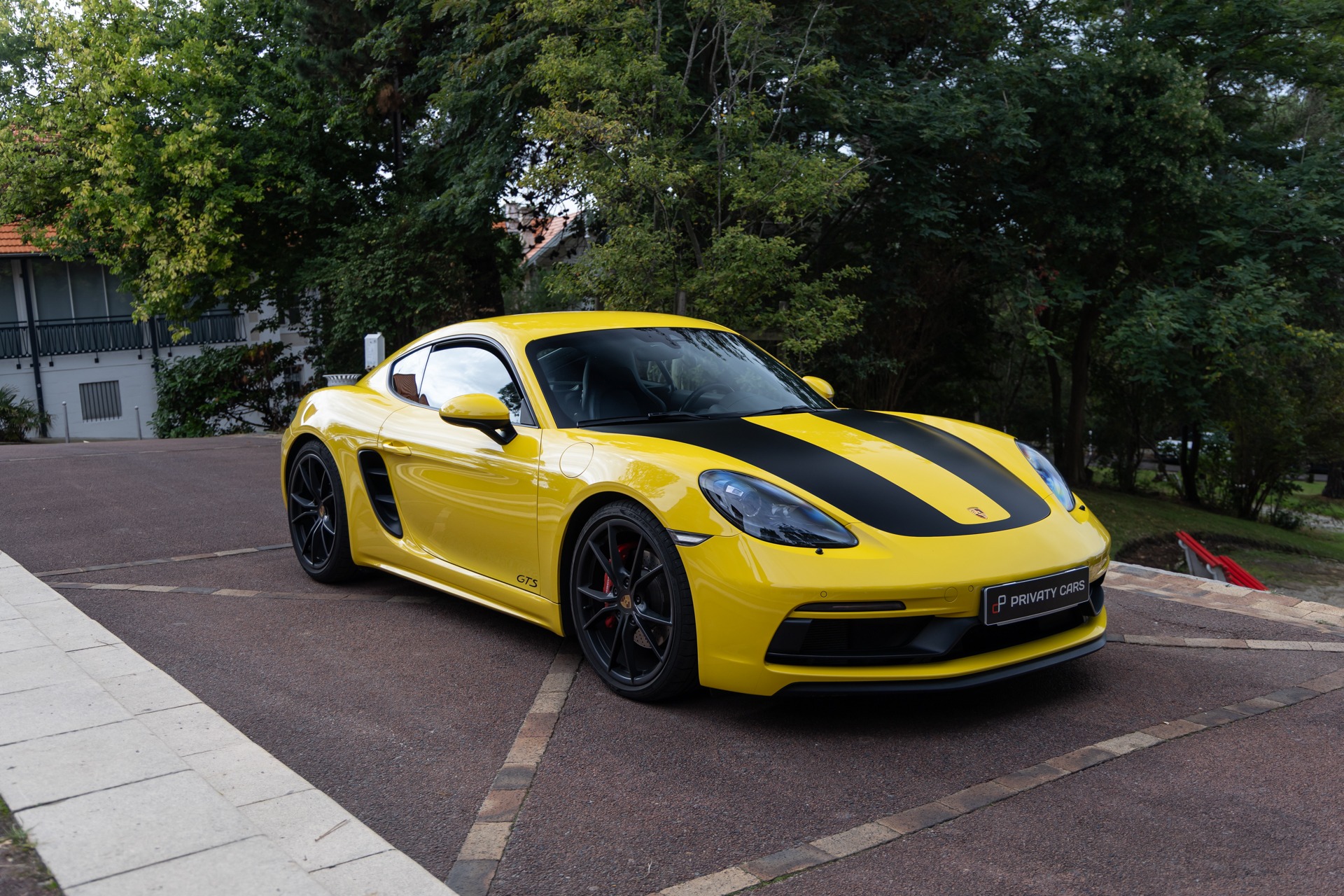 Vue latérale avec capot noir – PORSCHE – 718 CAYMAN – 2018 – Jaune Racing – 51 900 km – 365 ch – Flat 4 turbo – Transmission : Automatique – Origine Allemagne – Privaty Cars – Estimation et rachat de véhicules haut de gamme en Charente-Maritime