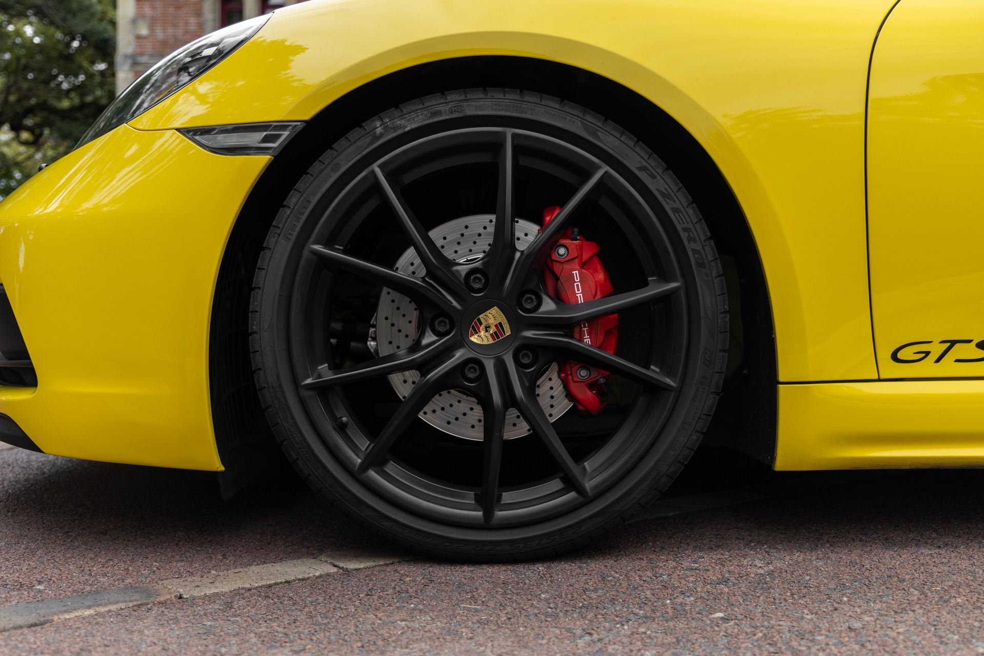 Jantes – PORSCHE – 718 CAYMAN – 2018 – Jaune Racing – 51 900 km – 365 ch – Flat 4 turbo – Transmission : Automatique – Origine Allemagne – Privaty Cars – Sélection de véhicules PORSCHE disponibles proche de Nantes