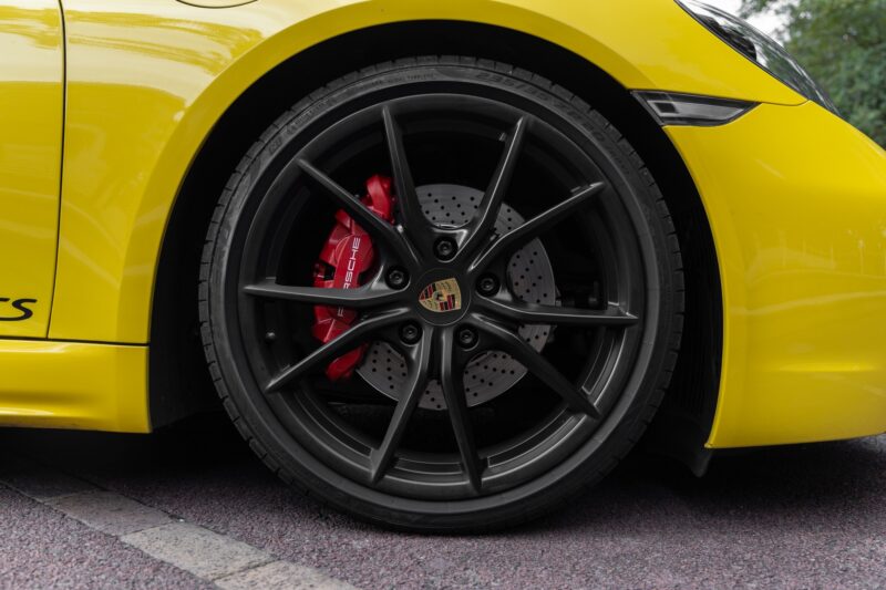 Jantes avec étriers de frein rouges – PORSCHE – 718 CAYMAN – 2018 – Jaune Racing – 51 900 km – 365 ch – Flat 4 turbo – Transmission : Automatique – Origine Allemagne – Privaty Cars – Service de courtage et recherche automobile premium dans l’Ouest de la France