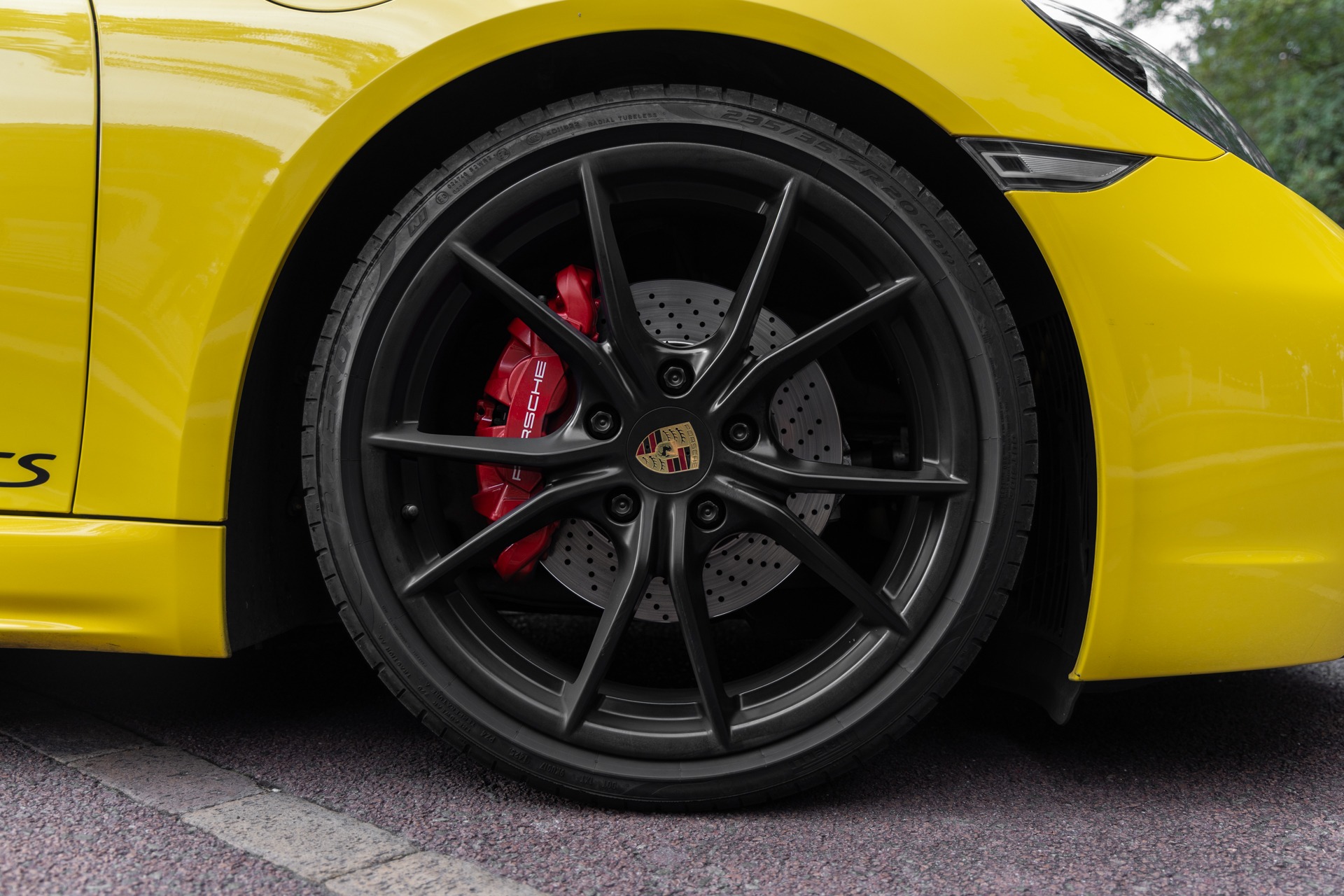 Jantes avec étriers de frein rouges – PORSCHE – 718 CAYMAN – 2018 – Jaune Racing – 51 900 km – 365 ch – Flat 4 turbo – Transmission : Automatique – Origine Allemagne – Privaty Cars – Service de courtage et recherche automobile premium dans l’Ouest de la France