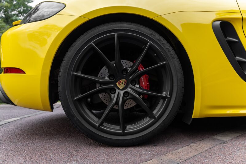 Jantes en alliage noir mat – PORSCHE – 718 CAYMAN – 2018 – Jaune Racing – 51 900 km – 365 ch – Flat 4 turbo – Transmission : Automatique – Origine Allemagne – Privaty Cars – Commerce de voitures de sport luxe et premium près de Poitiers