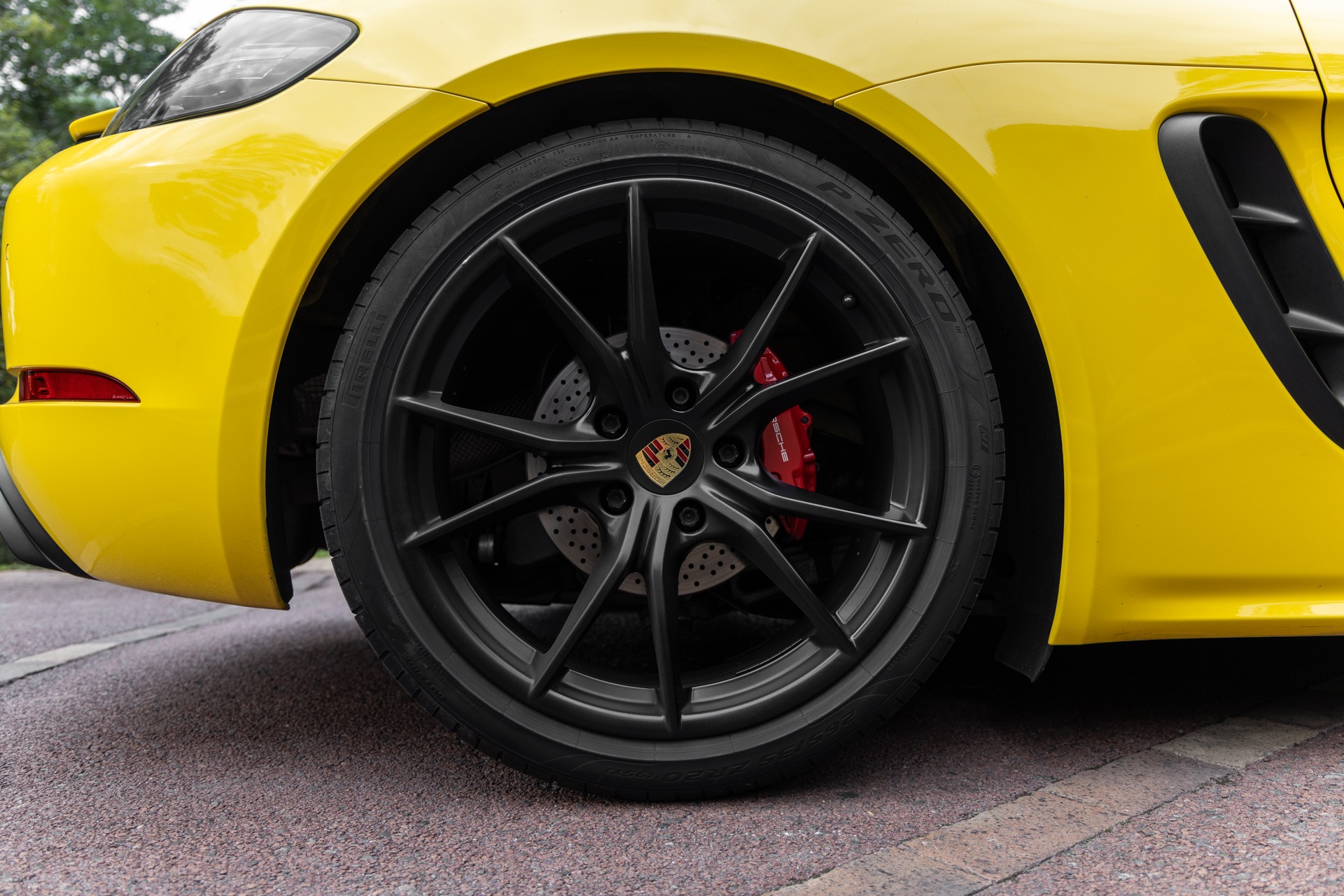 Jantes en alliage noir mat – PORSCHE – 718 CAYMAN – 2018 – Jaune Racing – 51 900 km – 365 ch – Flat 4 turbo – Transmission : Automatique – Origine Allemagne – Privaty Cars – Commerce de voitures de sport luxe et premium près de Poitiers